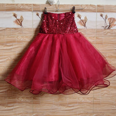 Maroon bow tail